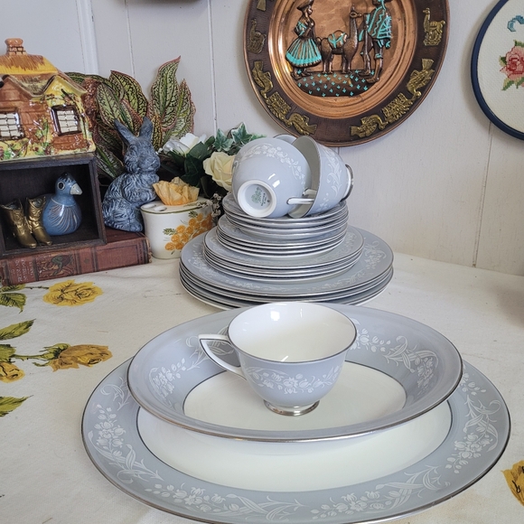 Vintage Royal Dulton Valleyfield Bone China Made in England Floral Silver - Picture 8 of 8